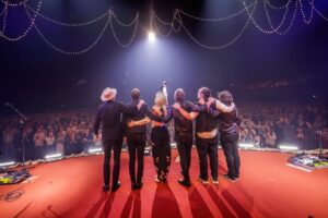 Ilse DeLange Instagram - Duurt nog paar dagen voordat ik weer geland ben denk ik… dank aan iedereen die erbij was, aan mijn top band en crew.  Frank, mijn Kenny, my island in the stream❤️🙏🏻. En 🙏🏻 aan @claesiversen voor het ontwerpen van deze prachtige country look 🙏🏻✨✨✨✨ #avondenomniettevergeten 

📷: @woutervellekoop