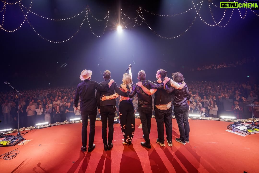 Ilse DeLange - 1.9K Likes - Duurt nog paar dagen voordat ik weer geland ben denk ik… dank aan iedereen die erbij was, aan mijn top band en crew. Frank, mijn Kenny, my island in the stream❤️🙏🏻. En 🙏🏻 aan @claesiversen voor het ontwerpen van deze prachtige country look 🙏🏻✨✨✨✨ #avondenomniettevergeten
📷: @woutervellekoop