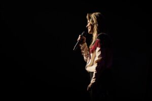 Ilse DeLange Instagram - Duurt nog paar dagen voordat ik weer geland ben denk ik… dank aan iedereen die erbij was, aan mijn top band en crew.  Frank, mijn Kenny, my island in the stream❤️🙏🏻. En 🙏🏻 aan @claesiversen voor het ontwerpen van deze prachtige country look 🙏🏻✨✨✨✨ #avondenomniettevergeten 

📷: @woutervellekoop