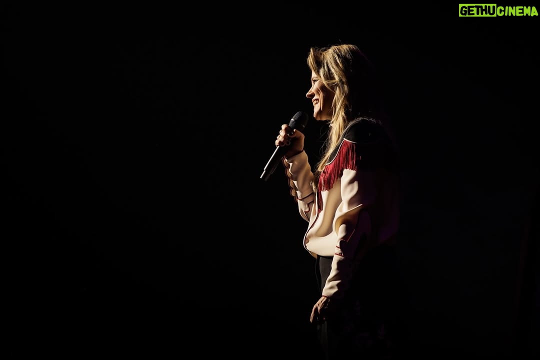 Ilse DeLange - 1.9K Likes - Duurt nog paar dagen voordat ik weer geland ben denk ik… dank aan iedereen die erbij was, aan mijn top band en crew. Frank, mijn Kenny, my island in the stream❤️🙏🏻. En 🙏🏻 aan @claesiversen voor het ontwerpen van deze prachtige country look 🙏🏻✨✨✨✨ #avondenomniettevergeten
📷: @woutervellekoop