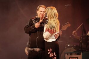 Ilse DeLange Instagram - Duurt nog paar dagen voordat ik weer geland ben denk ik… dank aan iedereen die erbij was, aan mijn top band en crew.  Frank, mijn Kenny, my island in the stream❤️🙏🏻. En 🙏🏻 aan @claesiversen voor het ontwerpen van deze prachtige country look 🙏🏻✨✨✨✨ #avondenomniettevergeten 

📷: @woutervellekoop