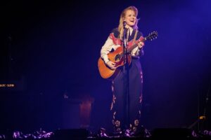 Ilse DeLange Instagram - Duurt nog paar dagen voordat ik weer geland ben denk ik… dank aan iedereen die erbij was, aan mijn top band en crew.  Frank, mijn Kenny, my island in the stream❤️🙏🏻. En 🙏🏻 aan @claesiversen voor het ontwerpen van deze prachtige country look 🙏🏻✨✨✨✨ #avondenomniettevergeten 

📷: @woutervellekoop
