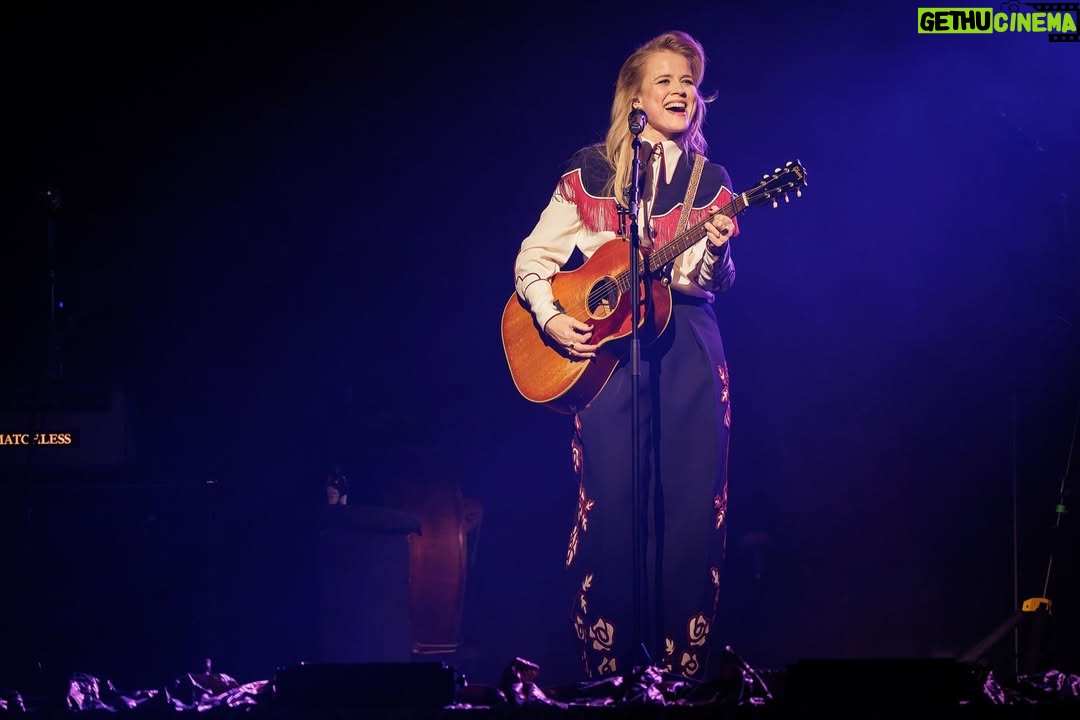 Ilse DeLange - 1.9K Likes - Duurt nog paar dagen voordat ik weer geland ben denk ik… dank aan iedereen die erbij was, aan mijn top band en crew. Frank, mijn Kenny, my island in the stream❤️🙏🏻. En 🙏🏻 aan @claesiversen voor het ontwerpen van deze prachtige country look 🙏🏻✨✨✨✨ #avondenomniettevergeten
📷: @woutervellekoop