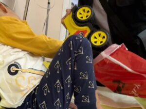 Imen Noel Instagram - L’Association Piété & Bienfaisance vous souhaite un très bon Aïd, rempli de bonheur et de sérénité. 

En ce jour béni, nos cœurs nous ont guidés vers l’hôpital de Belfort, auprès des enfants hospitalisés et de leurs mamans, pour leur offrir un instant de joie et de réconfort. ✨ Parce que personne ne devrait être seul en ce jour de fête, nous leur avons rappelé qu’ils sont entourés d’amour et de bienveillance. 

À nos côtés, notre chère Imen Noel, une femme au grand cœur qui fait partie de notre famille du cœur. Par sa présence lumineuse et sa générosité sans limite, elle a su dessiner des sourires là où la douleur pèse parfois trop lourd. ❤️ Merci Imen pour ton amour et ton engagement ! 

Un immense merci également à tous nos guerriers du cœur: bénévoles, donateurs, et à notre responsable opération Hadjer pour son travail admirable. 🙏 Enfin, une pensée émue aux parents, dont la force et le courage nous inspirent chaque jour. 

✨ Que cet Aïd soit une source de bénédiction et de joie pour tous ! Parce qu’ensemble, nous apportons un peu de lumière là où elle est la plus précieuse. 

تتمنى لكم جمعية التقوى و الإحسان عيدًا مباركًا مليئًا بالسعادة والسكينة. 

في هذا اليوم المبارك، قادتنا قلوبنا إلى مستشفى بلفور، حيث كنا بجانب الأطفال المرضى وأمهاتهم، لنمنحهم لحظات من الفرح والطمأنينة. ✨ لأن لا أحد يجب أن يكون وحيدًا في هذا اليوم المبارك، أردنا أن نذكرهم بأنهم محاطون بالمحبة والرحمة. 

كانت معنا العزيزة إيمان نوال، امرأة ذات قلب كبير، جزء من عائلتنا القلبية. 💛 بحضورها المشرق وسخائها اللامحدود، استطاعت أن ترسم البسمة حيث يكون الألم ثقيلاً. شكرًا إيمان على حبك والتزامك! 

شكرًا جزيلًا لكل محاربي الخير، من المتطوعين، والمتبرعين، ومسؤولة هاجر على عملها الرائع. 🙏 وأخيرًا، تحية تقدير وإجلال للآباء والأمهات الذين تلهمنا قوتهم وشجاعتهم كل يوم. 

✨ عيد مبارك، أعاده الله علينا وعليكم بالخير والبركة! لأننا معًا، ننشر النور حيث يكون أكثر احتياجًا.