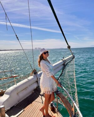 Imen Noel Instagram - Octobre en mer. Prendre le large pour se reconnecter, respirer et profiter de chaque instant. Quand l’automne te fait croire que c’est encore l’été… 😌☀️ #octobervibes #evaions #sealovers #momentsmagiques
