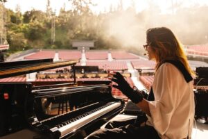 Imogen Heap Instagram - Me soundchecking @mi.mu.gloves fx with the grand piano for the live improv and the second one, I look like I’m knighting @mssarahcatharinepaulson or something but was actually reaching out for a hug just as she comedy bowed before me 🙃 

These lovely pics from @stvthrasher at the garden state 20 year anniversary concert @greek_theatre last weekend. 

Realising that these will be the last time I publicly appear with this version of @mi.mu.gloves (done me proud for 7  years, including the last tour). 

Will be donning the fancy new (now on pre-order 👀) version next time. Hard to believe they could get any better… yet they are!

Thanks again to @zachbraff for putting this all together. Was such a lovely vibe the whole day. Even got to nervously awkwardly half hug @natalieportman😬 

All proceeds going to @themidnightmission 

You can watch the live stream 6th April with link in bio