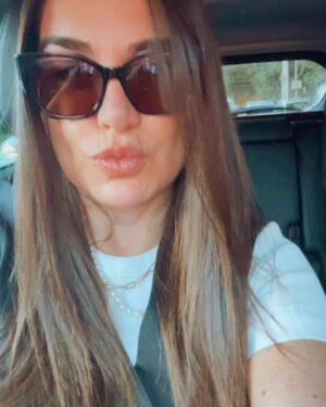 Ingrid Cruz Instagram - Último primer día de colegio!!!!❤️
Mi vida hermosa…mi cabeza repasó cada primer día que vivimos …
Y llegamos a cuarto medio!!!!
Estás tan grande 
Estoy tan orgullosa 
Te amo @emischeinffelt_  con la vida !!!!

Amo el espacio de irte a dejar al colegio ,las mejores conversas y las mejores peleas !!!
Pero siempre juntas ❤️
Con sueño ,con frío …nos toca el último año 
@guillermomorales.cl apañando siempre 🛸