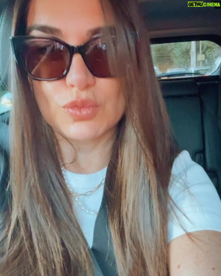 Ingrid Cruz - 27.9K Likes - Último primer día de colegio!!!!❤️
Mi vida hermosa…mi cabeza repasó cada primer día que vivimos …
Y llegamos a cuarto medio!!!!
Estás tan grande
Estoy tan orgullosa
Te amo @emischeinffelt_ con la vida !!!!
Amo el espacio de irte a dejar al colegio ,las mejores conversas y las mejores peleas !!!
Pero siempre juntas ❤️
Con sueño ,con frío …nos toca el último año
@guillermomorales.cl apañando siempre 🛸