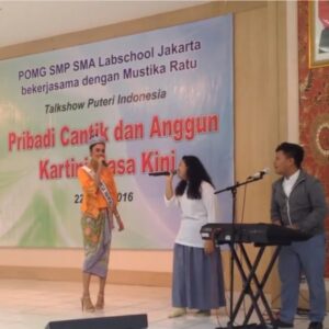 Intan Aletrino Instagram - Pagi ini nostalgia di feed sendiri, nemu video performance dadakan waktu tugas ke Labschool 4 tahun lalu. Iseng deh tuh kepoin IGnya @msnatasyanabila & @rafi.rdp checking on how they’re doing now , eh bener sesuai feelingku dulu! Mereka sekarang beneran bersinar sebagai penyanyi & musisi! 😱
Asli keren banget, waktu SMA aja mereka udah super berbakat, natural talents! Sukses untuk kalian berdua 🤗✨