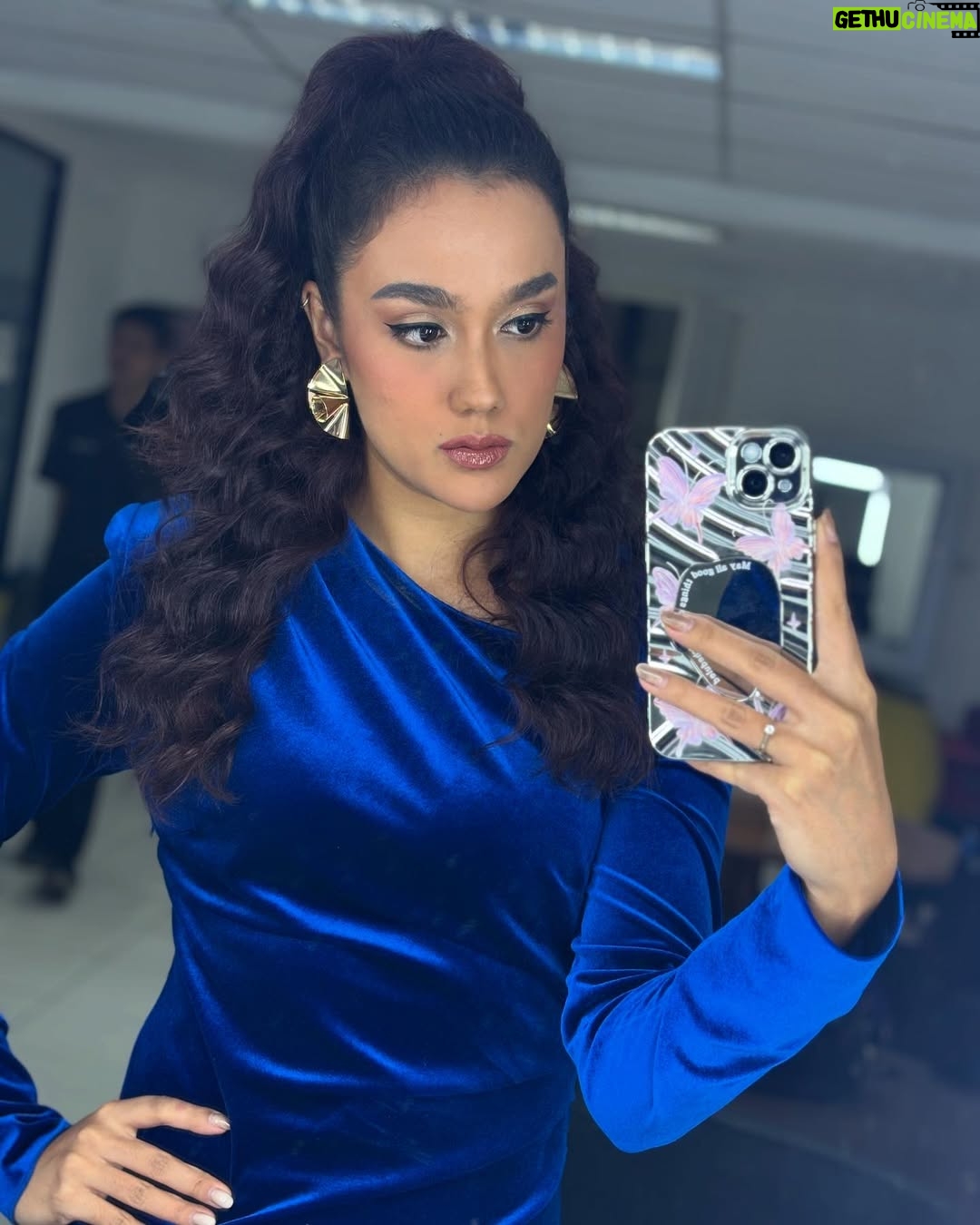 Intan Aletrino - 3 Likes - Been embracing my natural hair on air for a while now. Which look do you like? š©š»āš¦±