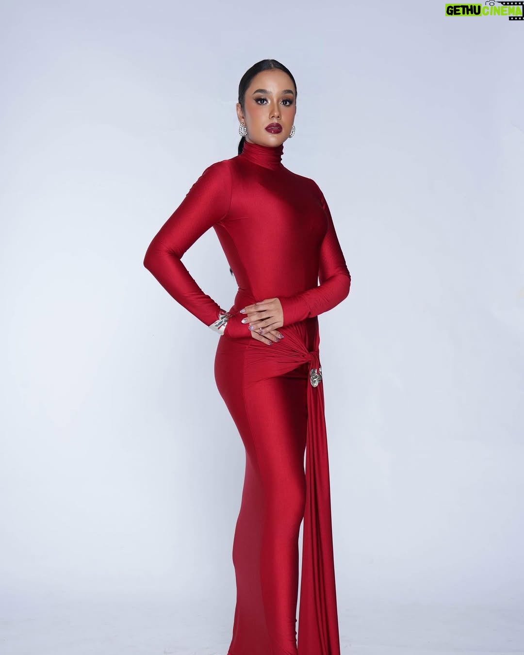 Intan Aletrino - 798 Likes - Yup, couldnāt decide, so I posted them all š
MUA @makeup.hildha
Attire @jowies_official
Stylist @celicakahlaa