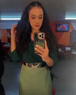 Intan Aletrino Instagram - Been embracing my natural hair on air for a while now. Which look do you like? 👩🏻‍🦱