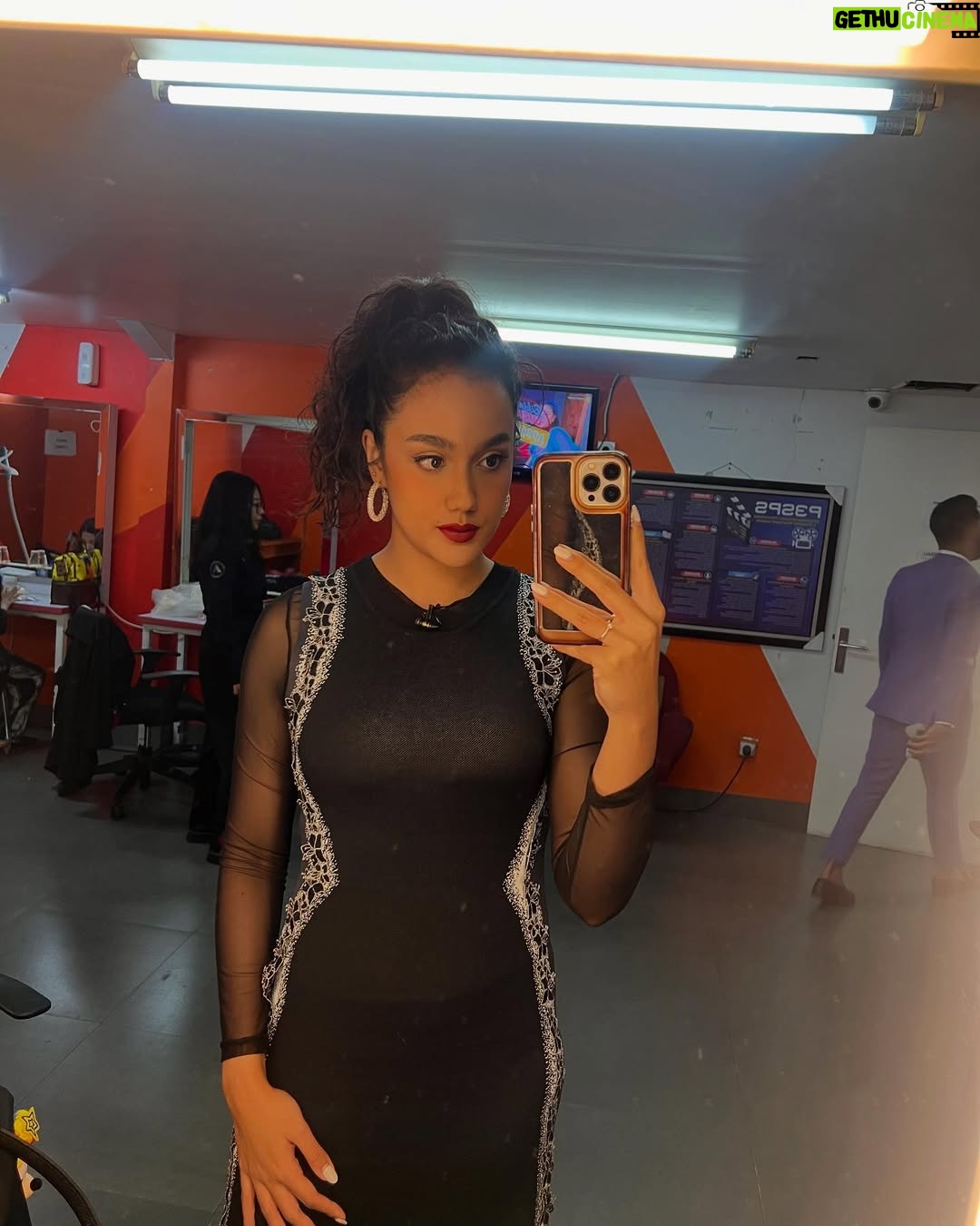Intan Aletrino - 3 Likes - Been embracing my natural hair on air for a while now. Which look do you like? š©š»āš¦±
