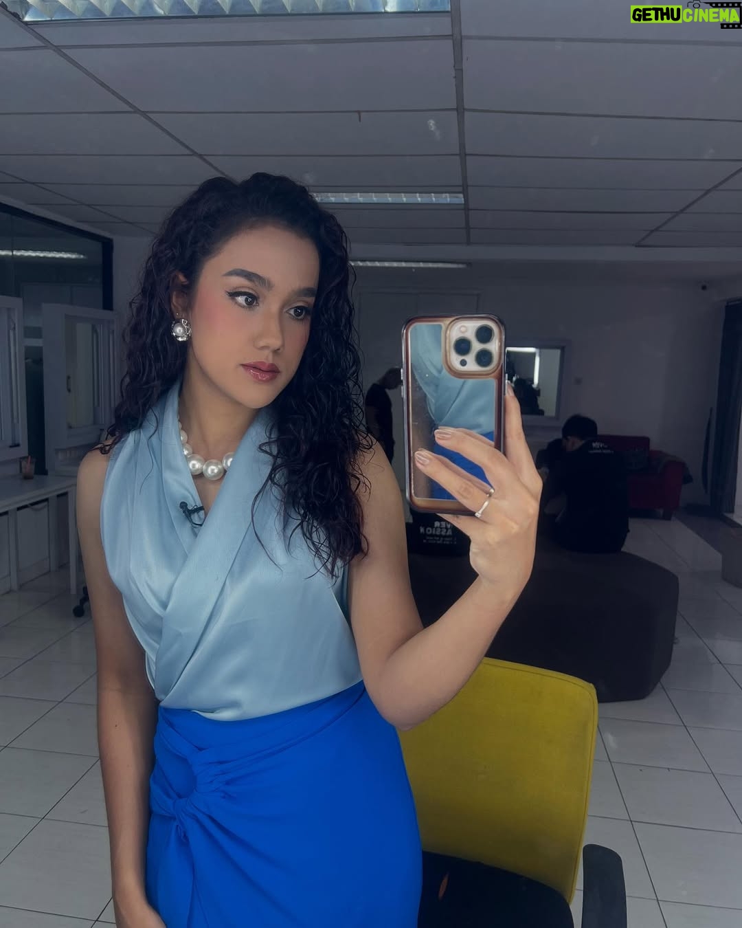 Intan Aletrino - 3 Likes - Been embracing my natural hair on air for a while now. Which look do you like? š©š»āš¦±