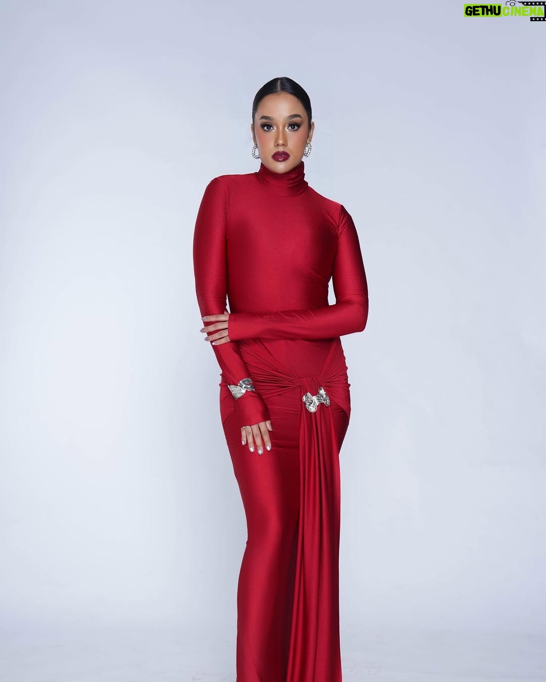 Intan Aletrino - 798 Likes - Yup, couldnāt decide, so I posted them all š
MUA @makeup.hildha
Attire @jowies_official
Stylist @celicakahlaa