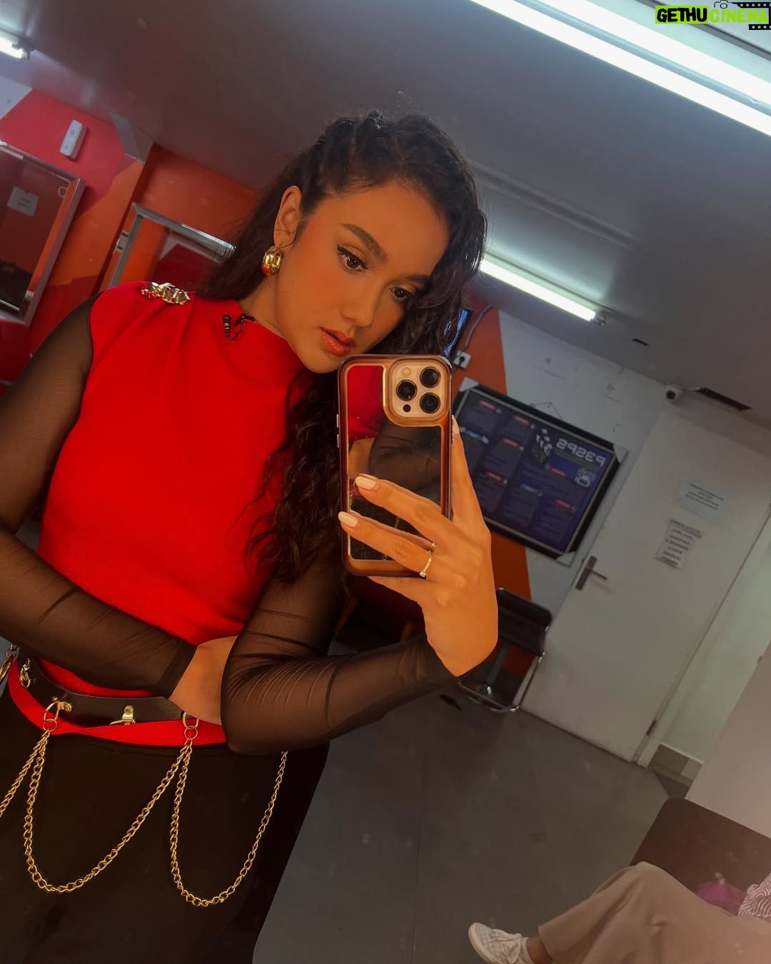 Intan Aletrino - 3 Likes - Been embracing my natural hair on air for a while now. Which look do you like? š©š»āš¦±