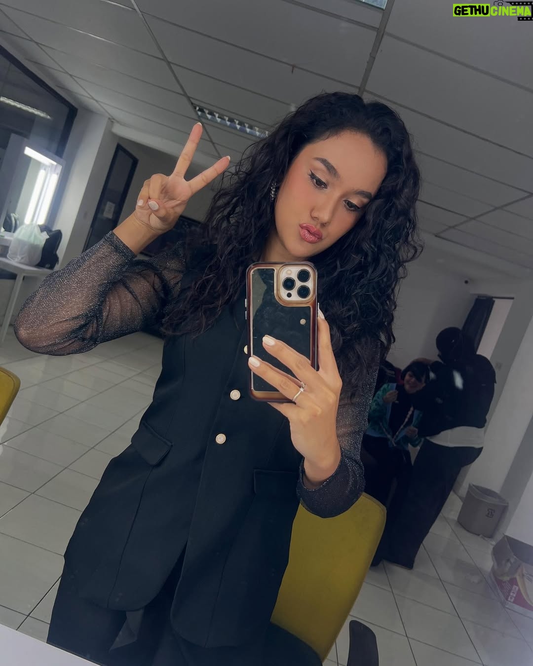 Intan Aletrino - 3 Likes - Been embracing my natural hair on air for a while now. Which look do you like? š©š»āš¦±