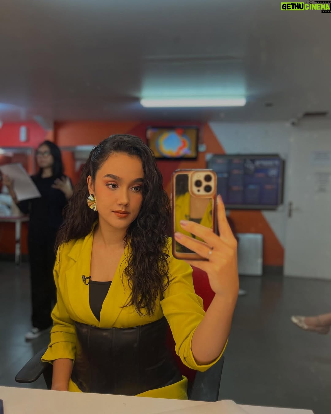 Intan Aletrino - 3 Likes - Been embracing my natural hair on air for a while now. Which look do you like? š©š»āš¦±