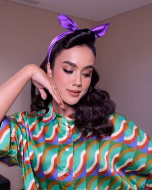 Intan Aletrino Instagram - Let’s go back to the 70’s 🕺🏻💃🏻💜

MUA @beautybyetha 
Hairdo @yanhairdresser 
Stylist @celicakahlaa