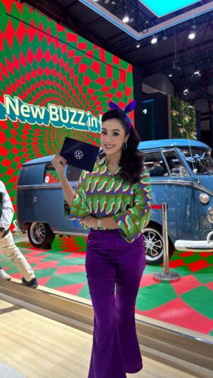 Intan Aletrino Instagram - It was an honor for me yesterday to be the MC and witness the launch of “The All Electric ID Buzz Long Wheel Base” @vwindonesia ✨

ID. Buzz LWB sets a new standard for premium EV MPVs. So it is not only iconic and full of stories, but also provides a fun, safe and stylish driving experience for every family trip 🤍

#VOLKSWAGENINDONESIA #IIMS2025 #NEWBUZZINLIFE #BUZZINGSOON #MCJakarta