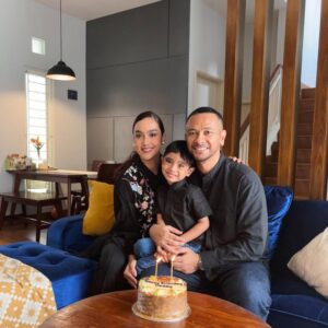 Intan Aletrino Instagram - What a special day! Eid and today is my husband’s birthday 🥰

Eid mubarak from my family to yours, mohon maaf lahir dan batin 🤍✨