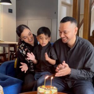 Intan Aletrino Instagram - What a special day! Eid and today is my husband’s birthday 🥰

Eid mubarak from my family to yours, mohon maaf lahir dan batin 🤍✨