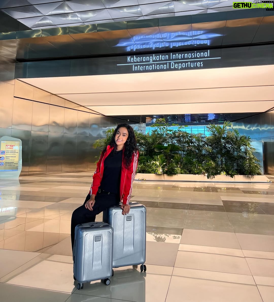 Intan Aletrino - 3 Likes - Yang wajib dibawa ketika libur lebaran selain uang jajan yang banyak, ya koper dari @hedgren.indo šš»