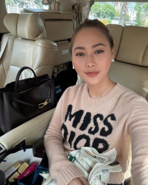Inul Daratista Instagram - piye ngunu rasane ngrungokno suaramu Niken🎤 @niken_salindry_reall  kok empuk tenan , nganti liyer2 … suk nek aku nggawe acara pengen ngundang kowe cah ayuu💋