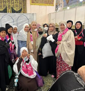 Inul Daratista Instagram - masyaa Allah tabarakallah😍
bisa di Rau dah sama ibu 😍 @mom_ayting92_  @ayutingting92 senangnyaa ditemani ibu 💋😍😍😘🙏
ayah Ojak dan team @bakkahtravel