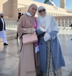 Inul Daratista Instagram - masyaa Allah tabarakallah😍
bisa di Rau dah sama ibu 😍 @mom_ayting92_  @ayutingting92 senangnyaa ditemani ibu 💋😍😍😘🙏
ayah Ojak dan team @bakkahtravel