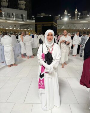 Inul Daratista Instagram - #labbaikallahummalabbaik 
17 thn yg lalu aku melaksanakan Haji Besar.
sekarang Umroh setelah janji ku sm Allah jika dikaruniai anak lelaki, dan diberikan
 sehat juga rezeki yg seperti air mengalir…bisa memberangkatkan byk org ke sini utk berhaji dan umroh… alhamdulillah😇

dan skrg aku datang lagi dg do’a yg lebih byk lagi😇semoga Allah kabulkan aamin 😇
#mekkah