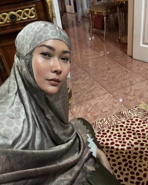 Inul Daratista Instagram - memang kok klo mau sholat subuh itu mualest bangun🤣🤣🤣
untungnya punya si kumis yg tiap sblm sahur dah bangunin🤣🤣🤣 coba klo bukan bulan ramadhan … ga siapin sahur…
bangun subuh ritualnya  kaki hrs di cepless baru melek🤣🤣🤣🤣🤣🤣🤣🤣🤣🤣
miss kumiss 💕💋 btw suwon ya  ga bosen bangunin biniknya wkwkwkww
i lop u sekebon  teh di puncak bandung 🤣