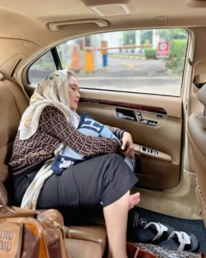 Inul Daratista Instagram - yg lain sabtu -minggu leyeh2❤️
aku  sik kerjo… meski ngantuk ,lemes, maless🫣🤫🤭💋
semangat para pencari cuan💪
maklum demi THR dan gaji dobel2 karyawan saat mau lebaran🫣

jgn lupa yah daerah Jakarta bbrp Karaoke INUL VIZTA @inulviztaofficial msh ada yg buka klo mau mampir nyanyi ,bbpr tutup sesuai aturan Perda tiap daerah 🙏

klo mau bukber silahkan juga … ada menu2 enak kok di tempat saya 🎤🎼👍
klo mau makan korean food  mampir kesini saja @yongdaeri.koreanbbq 
pasti puas .

bisa bukber rame2 di sini juga @vibezrestoandlounge 
😴😴😴😴😴🥱😴🥱😴🥱😴🥱
ngantuk puoll ya gustiiiii😵‍💫🥱😴