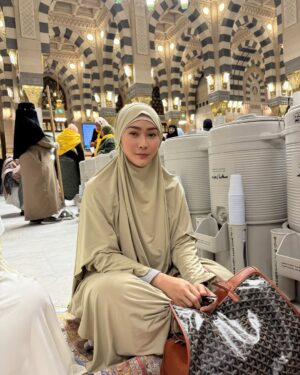 Inul Daratista Instagram - #masyaallahtabarakallah ❤️

sholat paling enak kudu  mepet  jejer air zam zam pancene🤣😁 
hauss lgsg pencett 🤣🤣🤣🫰👍
sekalian buat sandaran …alih2 pegel boyok’e🤣🤣🤣😁😁😁🫰
