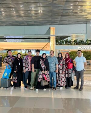 Inul Daratista Instagram - Bismillah, 😇😇💋
Dulin sik nge Charge ati ampela😘😁
ben makin asik hidup ini😁😘🫰💋❤️
@bakkahtravel @kajibajuri 
@aryani_dewy @ariek.yhien 
@riris_taurista @djayagiza

standby yo sayang2ku para followers dan neti2 yg cuma iseng ngintip2.
aku akan bikin GA yg asik  di makkah nanti , buat kalian sayang2ku😘👍🫰💋💋

#allahummashollialasayyidinamuhammadwaalaalisayyidinamuhammad 
#allahummabarik 
#bismillah #masyaallahtabarakallah