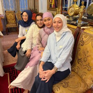 Inul Daratista Instagram - Bismillah semoga Allah lancarkan dan mudahkan Ibadah kami😇❤️💋
aamiin allahumma aamin 💋