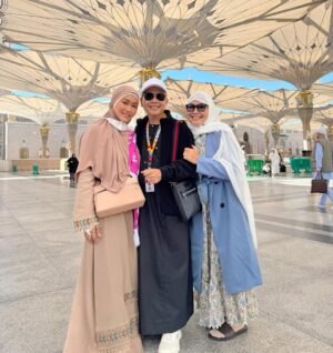 Inul Daratista Instagram - masyaa Allah tabarakallah😍
bisa di Rau dah sama ibu 😍 @mom_ayting92_  @ayutingting92 senangnyaa ditemani ibu 💋😍😍😘🙏
ayah Ojak dan team @bakkahtravel