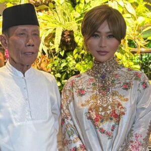 Inul Daratista Instagram - Sehat terus nggih Bapak 😇💋😍
JASAmu selalu akan ku kenang sepanjg masa, ketika beliau menjabat jd Gubernur.
adalah salah satu org yg membantu saya dlm perjuangan sy meniti karier di jkt.
mgkn bagi org yg pernah tau kisah fenomenal 2002 dulu …
Bpk Sutiyoso adalah salah satu pula yg memberikanku kesempatan ber bisnis 
yaitu INULVIZTA dgn memberikan Izin tanpa boleh bayar sepeserpun utk urusan ijin2nya😭😭😇😭😭 sampai kepada kepala dinas pariwisata kala itu Bpk Hariyanto Bajuri juga sangat baik sekali meski klo dilihat beliau perawakannya garang sekali… tapi semua baik, bahkan di nasehati macam2,soal membangun usaha di jakarta 😭😇💋 dpt perlindungan penuh krn memang saya tdk byk uang waktu itu  dan tdk ada pengalaman dlm berbisnis..
ingin berbisnis duite minimalis .
selain byk pencekalan …
uang ditipu sana sini oleh org2 dekat..
dan hutang rumah msh nyicil.. wah hidup yg penuh perjuangan🥲😭💪
dan aku di dampingin eyang titik puspa utk semangat agar bisnis ini bisa berdiri kokoh.
msh ku ingat aku datang ke kantor gubernur sm eyang TP …
kata eyang TP “ mas arek’iki di kuyo2, ora akeh duite tapi iki arep mbangun karaoke ora ono akeh duite piye???
kata bang Yos … wes mbak Tik ojo kuatir kita suport inul dari belakang, mesakno.. kasihan anak ini… 
jadi dalam waktu seminggu ijin2 inul vizta semua tak satupun ada yg dipersulit, ngayomi dan diperlancar semua ijinnya dan dibantuin pula agar semua lekas berdiri.
matur suwon bapak Sutiyoso💕😭💋😇
sehat terus Bapakku terbaiq😇
apakah masih ada jaman skrg  ini org  seperti bapak saat ini😭😭🥲😭🥲😭
ketika rakyate susah mau menolong dgn tulus hati 😭🙏😇💋
Gunernur loh beliau saat itu…. 
dan saat aku putus asa balik kampung beliau tdk rela dan aku disuruh balik jakarta dlm perlindungan penuh oleh beliau.
sampe ditelponin , hari2 ditanya ..
piye nduk kamu aman  hari ini ?? 🥲🥲💋
diajakin nyanyi di depan dubes2 …
sering di ajakin kegiatan besar …
dan byk lagi cerita indah sm beliau…
dan Inul Vizta msh berdiri kokoh sampai hari ini💕💃💪🎤 

terima kasih Bapak  @bangyosofficial