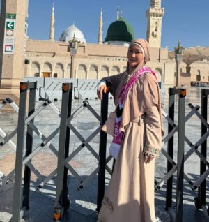Inul Daratista Instagram - masyaa Allah tabarakallah😍
bisa di Rau dah sama ibu 😍 @mom_ayting92_  @ayutingting92 senangnyaa ditemani ibu 💋😍😍😘🙏
ayah Ojak dan team @bakkahtravel