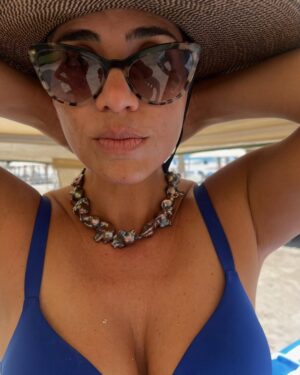 Irene Azuela Instagram - Esa foto en la que payaseas, esa subes. Y luego, la de tu amiga, la que no te pide explicaciones. @vaniaizkiut
