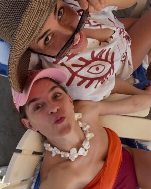 Irene Azuela Instagram - Esa foto en la que payaseas, esa subes. Y luego, la de tu amiga, la que no te pide explicaciones. @vaniaizkiut