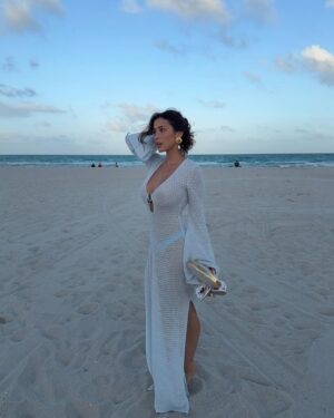Isabeau Delatour Instagram - Miami blue 🩵