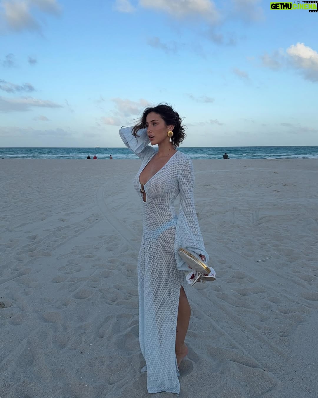 Isabeau Delatour - 97.6K Likes - Miami blue 🩵