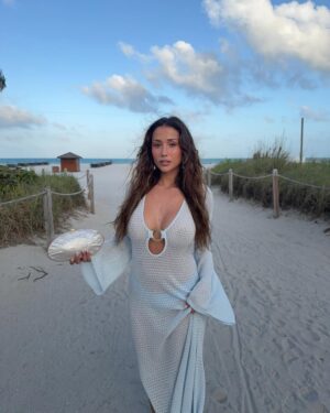 Isabeau Delatour Instagram - Miami blue 🩵