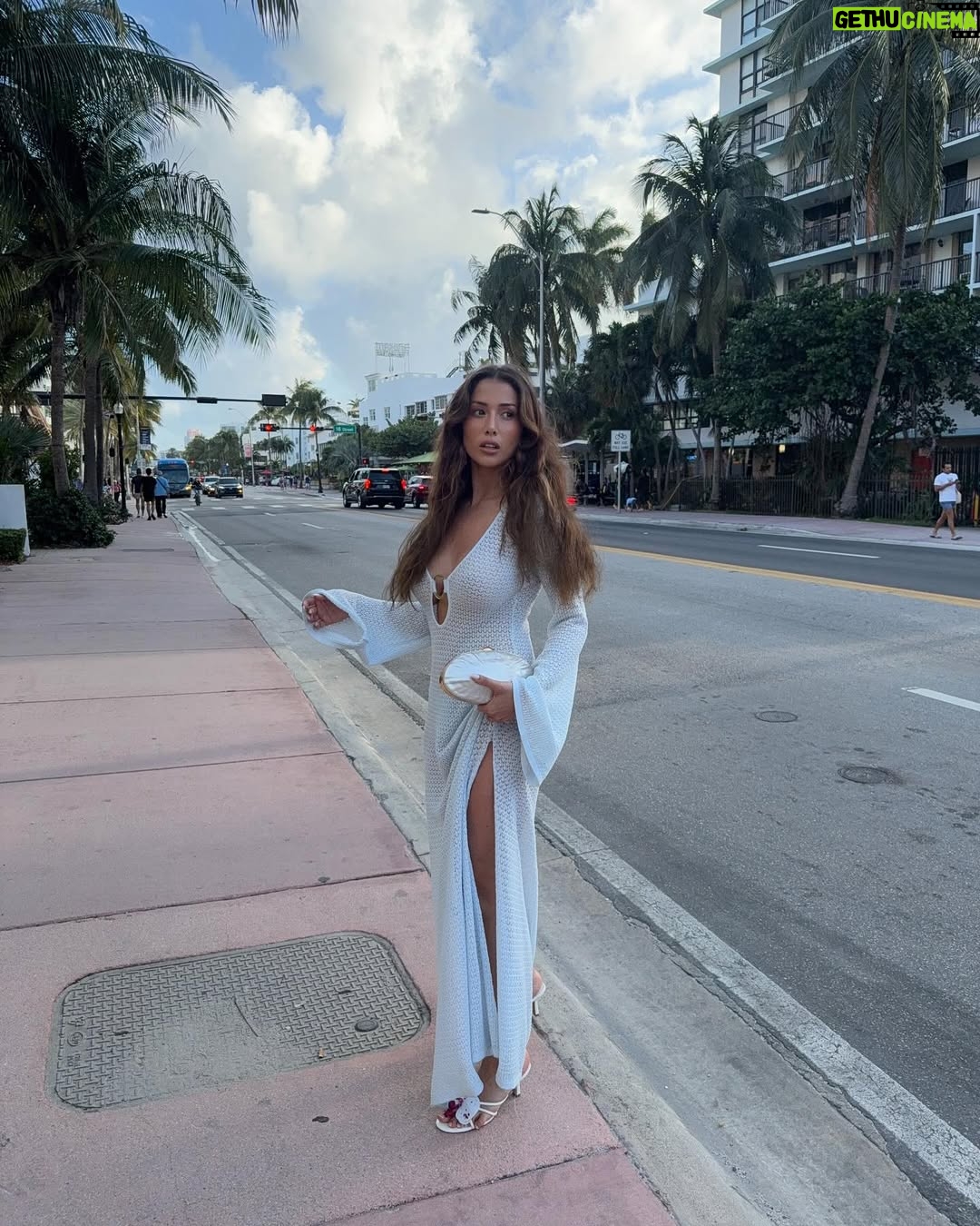 Isabeau Delatour - 97.6K Likes - Miami blue 🩵