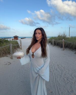 Isabeau Delatour Instagram - Miami blue 🩵