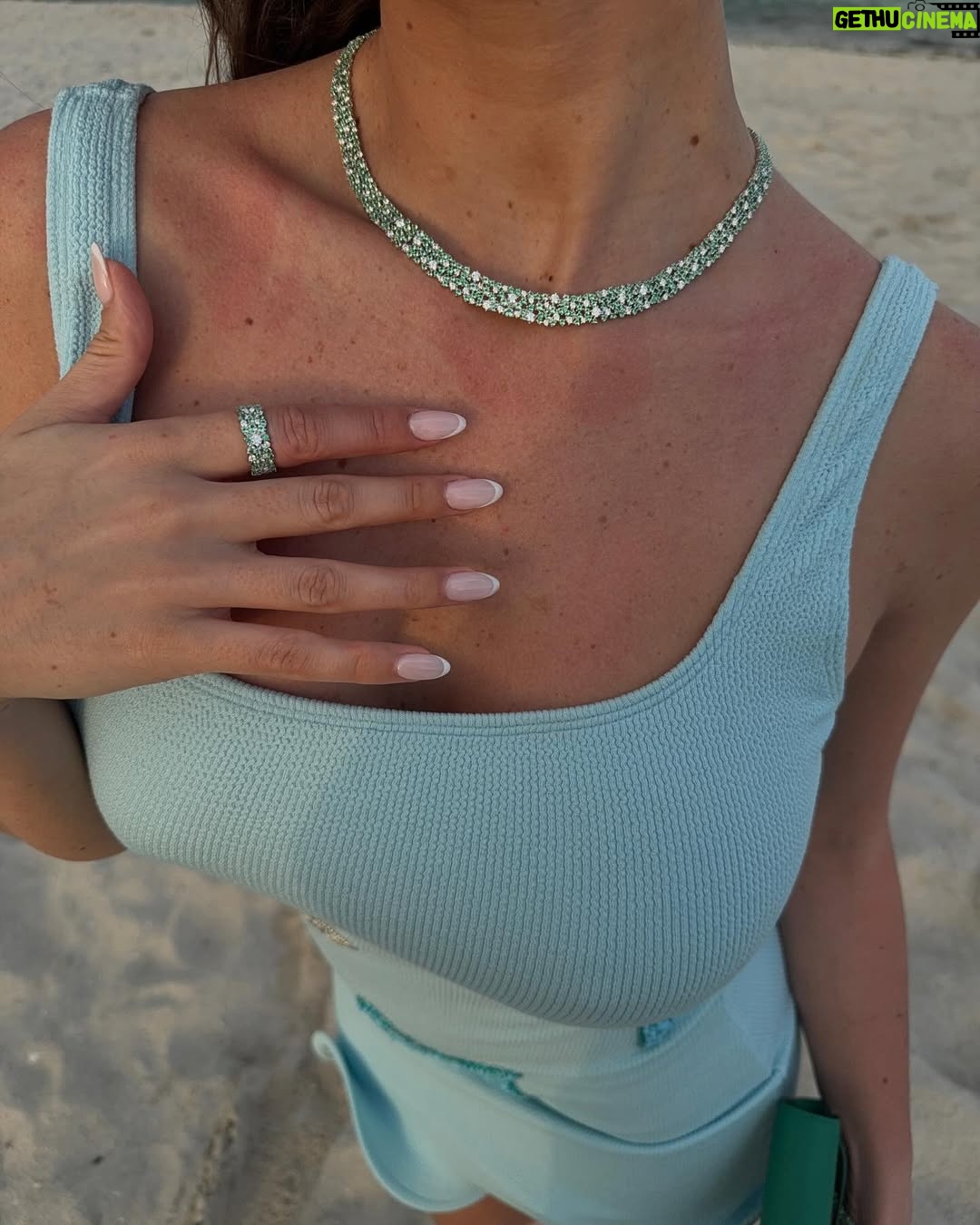 Isabeau Delatour - 93.3K Likes - Miami pastel dream avec @apmmonaco 🩵
Collaboration commerciale