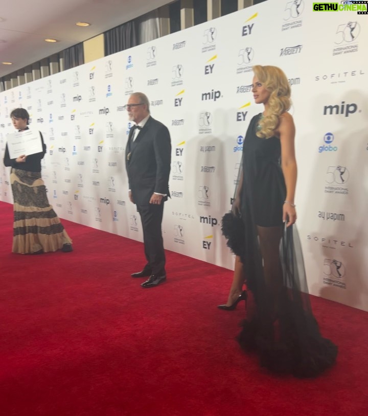 Isabella Castillo - 74.4K Likes - @iemmys what an amazing night! The best company 🖤las mejores risas, las mejores charlas.. I love you guys 🤍 el #emmy Se quedó en casa @telemundo @nbcuniverso FELICIDADES 🍾🎉🎊 @karenbarroeta @mariabadillot @xcantuarias22 @zelkoland @maryblacksuarez @jackybrv @ximenaherrera7 !!!!!!
DREAM TEAM 🤍
GLAM.
Stylist: @nessdeluna .
Dress: @alersundi .
Jewels: @iconique.jewels .
HMU: @makeupartistale .
