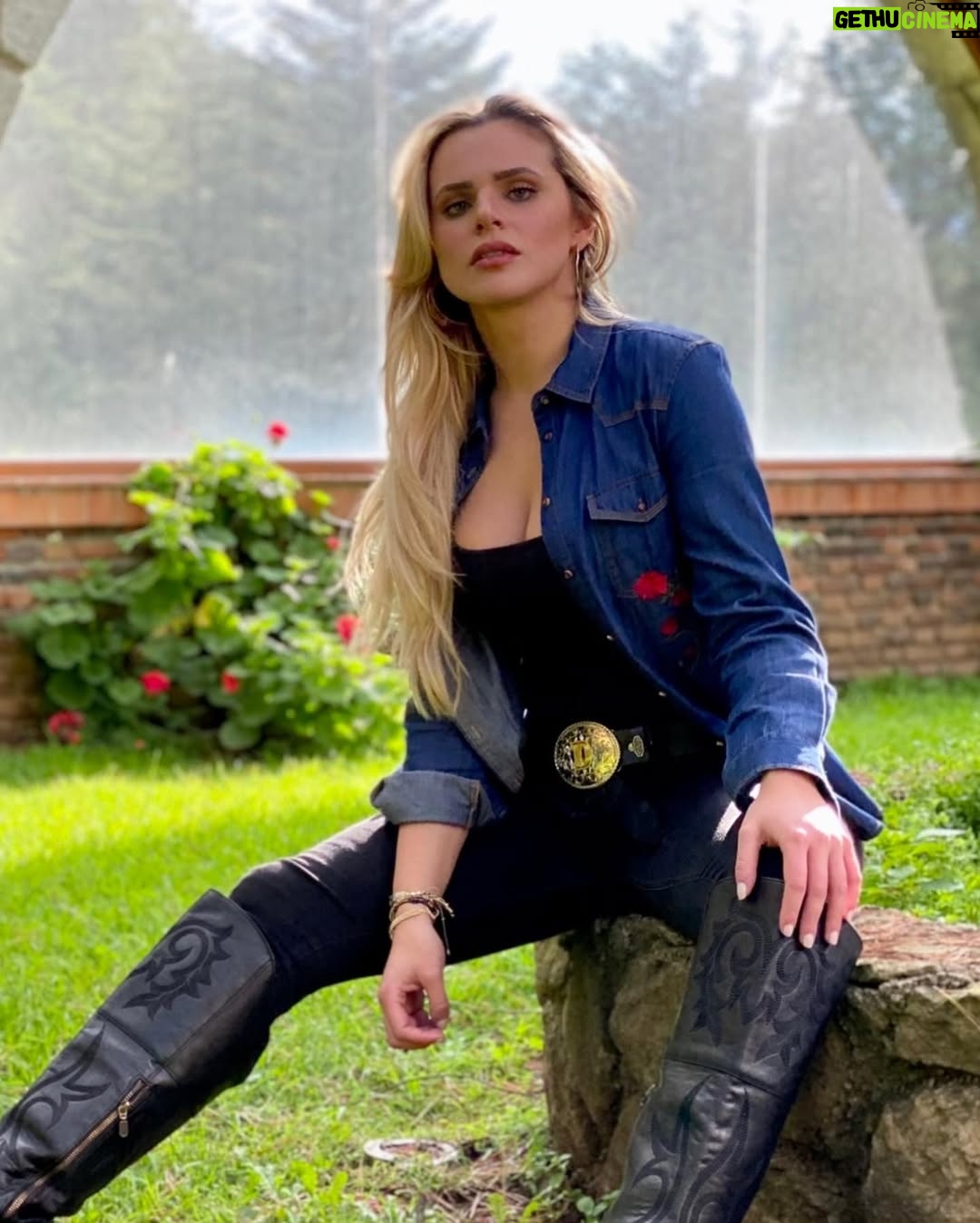 Isabella Castillo - 111.8K Likes - Hoy termina la 8va temporada de @elsenordeloscielos
Gracias Dios por ponerme en el camino de esta serie que nos enseñó a todos que lo que a veces parece imposible Dios lo hace posible. Gracias @rafaelamayanunez por traer de vuelta a Aurelio Casillas, a todos mis compañeros actores por el compromiso y los buenos momentos, al equipo técnico, a esas tantas personas que estan detras de camara y que no se mencionan, al creador de ésta historia @zelkoland a los productores @karenbarroeta @xcantuarias22 @andysalastv @haroldsanchez5117 y a todos los seguidores de está saga que despues de tantos años siguen manteniendo ESDLC como su serie numero uno!!!!
No se pierdan el Gran Final de esta temporada a las 9pm/8c por @telemundo 🔥🔥🔥🔥🔥🔥
#ARRE
