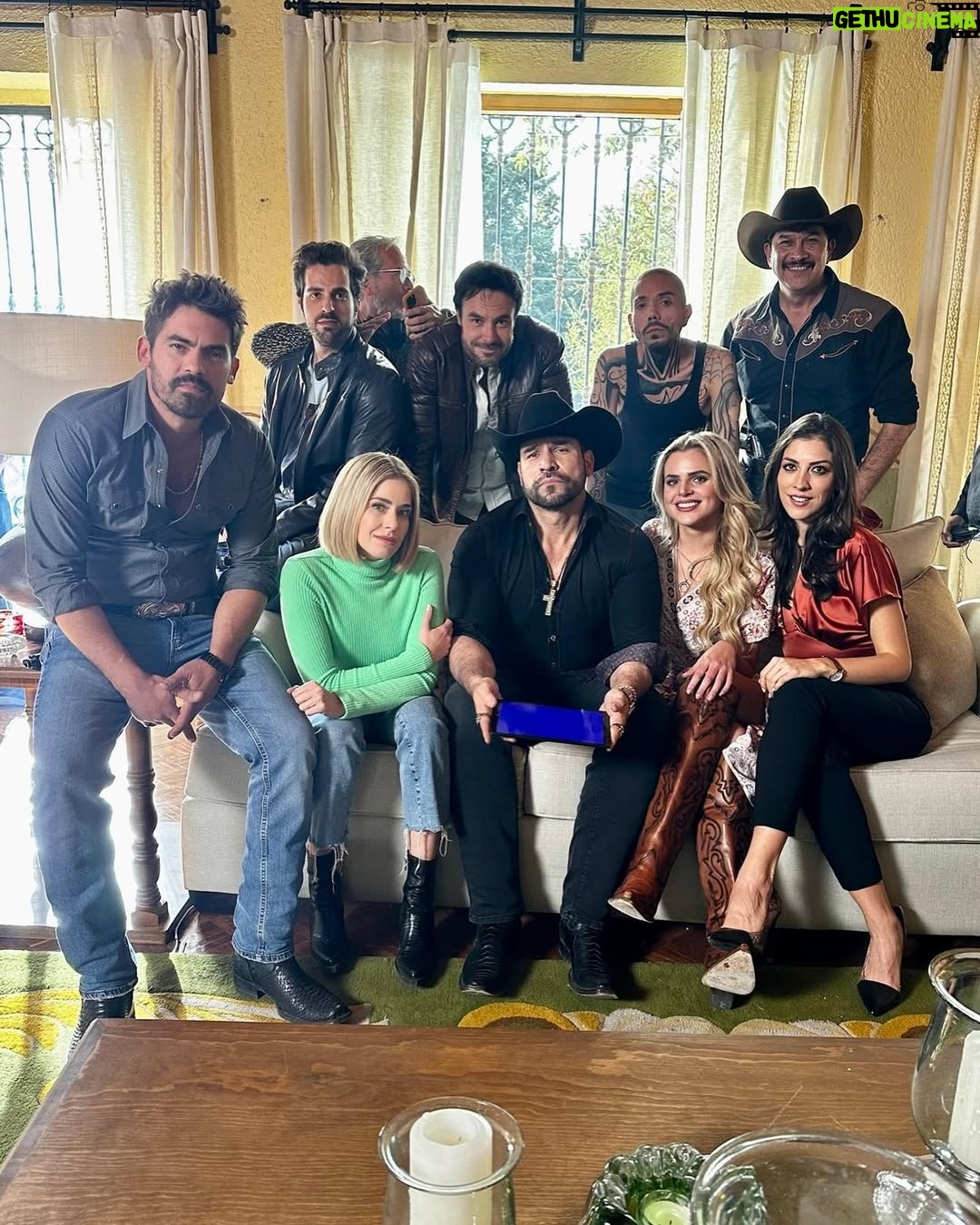 Isabella Castillo - 111.8K Likes - Hoy termina la 8va temporada de @elsenordeloscielos
Gracias Dios por ponerme en el camino de esta serie que nos enseñó a todos que lo que a veces parece imposible Dios lo hace posible. Gracias @rafaelamayanunez por traer de vuelta a Aurelio Casillas, a todos mis compañeros actores por el compromiso y los buenos momentos, al equipo técnico, a esas tantas personas que estan detras de camara y que no se mencionan, al creador de ésta historia @zelkoland a los productores @karenbarroeta @xcantuarias22 @andysalastv @haroldsanchez5117 y a todos los seguidores de está saga que despues de tantos años siguen manteniendo ESDLC como su serie numero uno!!!!
No se pierdan el Gran Final de esta temporada a las 9pm/8c por @telemundo 🔥🔥🔥🔥🔥🔥
#ARRE